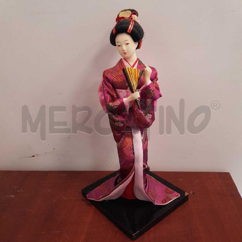 BAMBOLA GIAPPONESE C/BASE VESTITO VIOLA | Mercatino dell'Usato L'aquila - loc. vetoio 1