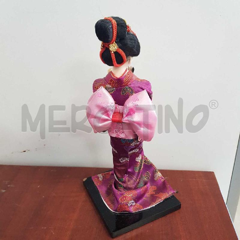 BAMBOLA GIAPPONESE C/BASE VESTITO VIOLA | Mercatino dell'Usato L'aquila - loc. vetoio 2