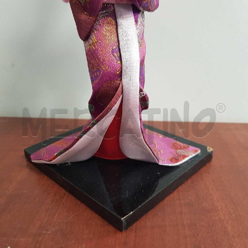 BAMBOLA GIAPPONESE C/BASE VESTITO VIOLA | Mercatino dell'Usato L'aquila - loc. vetoio 4