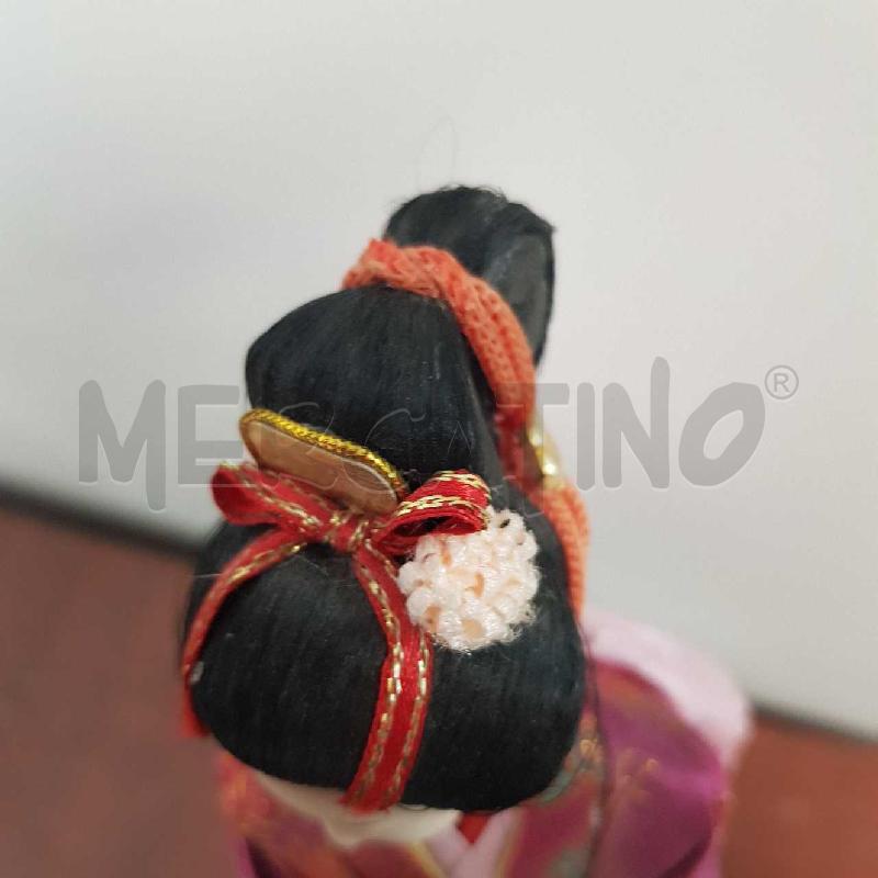 BAMBOLA GIAPPONESE C/BASE VESTITO VIOLA | Mercatino dell'Usato L'aquila - loc. vetoio 5