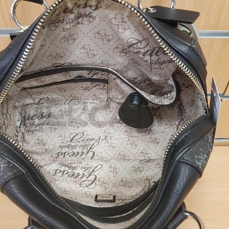 BORSA DONNA GUESS BAULETTO CON LOGHI E MADAGLIA METALLO TRINGOLO | Mercatino dell'Usato L'aquila - loc. vetoio 2