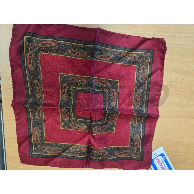 FAZZOLETTO ROSSO IN SETA PICCOLO  | Mercatino dell'Usato L'aquila - loc. vetoio 1
