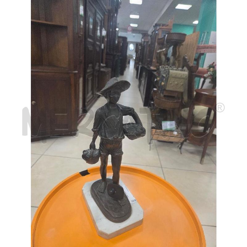 STATUINA FANCIULLO PESCIVENDOLO | Mercatino dell'Usato L'aquila - loc. vetoio 1