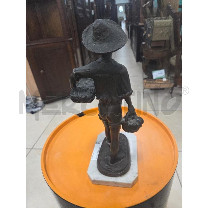STATUINA FANCIULLO PESCIVENDOLO | Mercatino dell'Usato L'aquila - loc. vetoio 2