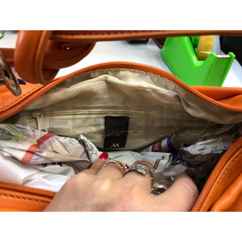 BORSA DONNA ARANCIO MEZZA LUNA MONOVA | Mercatino dell'Usato Avellino 4