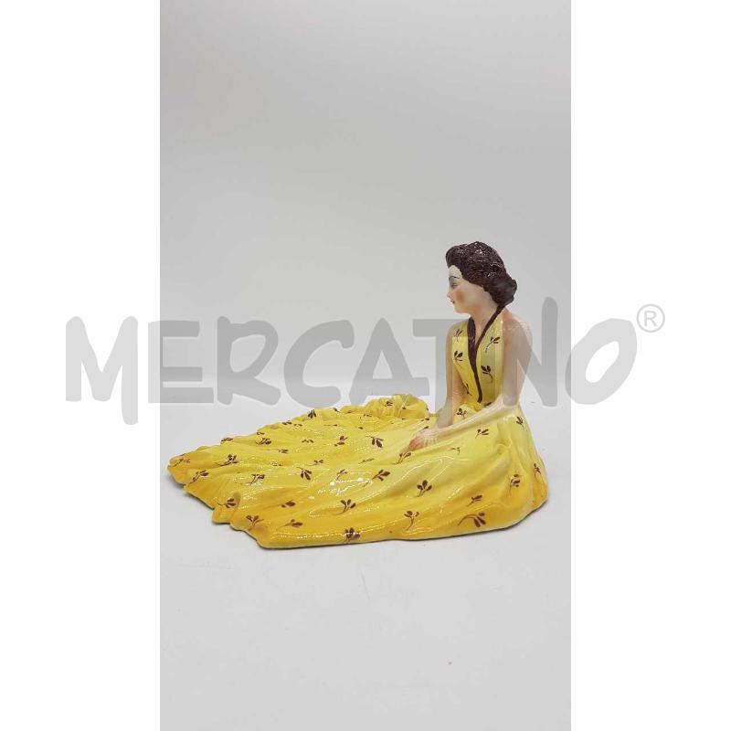 STATUA DONNA SEDUTA VESTITO GIALLO CERAMICA NOVE  | Mercatino dell'Usato Putignano 1