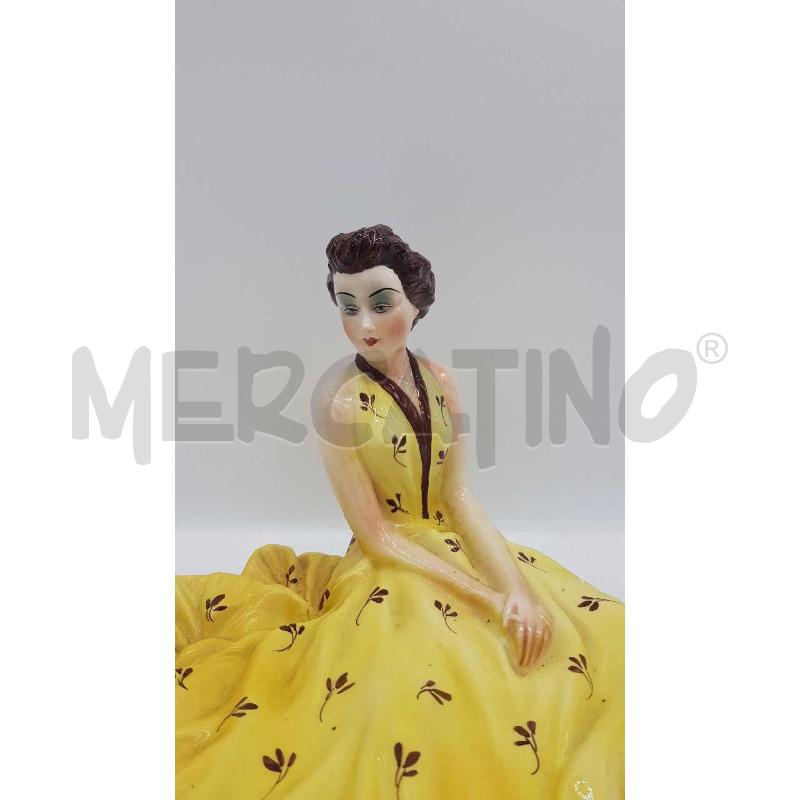 STATUA DONNA SEDUTA VESTITO GIALLO CERAMICA NOVE  | Mercatino dell'Usato Putignano 3