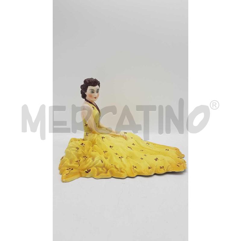STATUA DONNA SEDUTA VESTITO GIALLO CERAMICA NOVE  | Mercatino dell'Usato Putignano 4