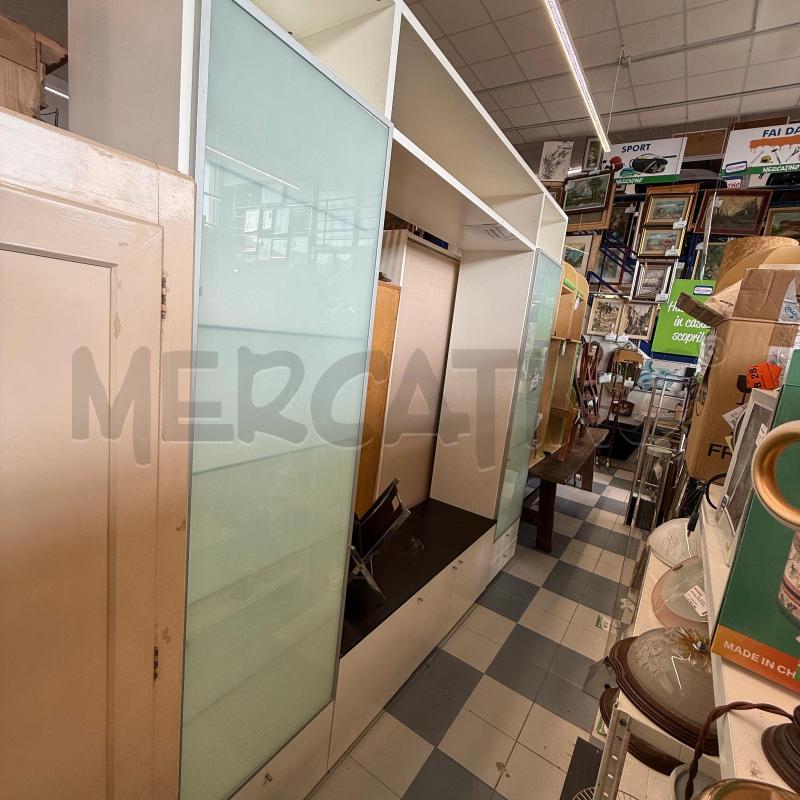 SALOTTO BIANCO CON 2 VETRINE | Mercatino dell'Usato Sandigliano 1