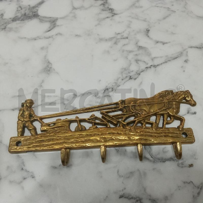 APPENDI CHIAVI DORATO METALLO SCENA CAVALIERE CON CAVALLI | Mercatino dell'Usato Benevento 1