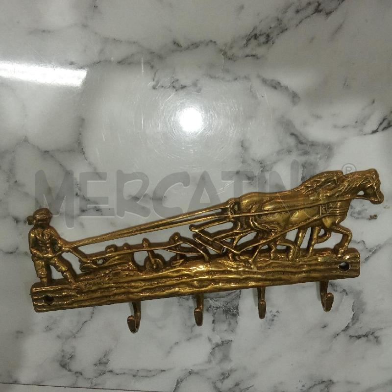 APPENDI CHIAVI DORATO METALLO SCENA CAVALIERE CON CAVALLI | Mercatino dell'Usato Benevento 4