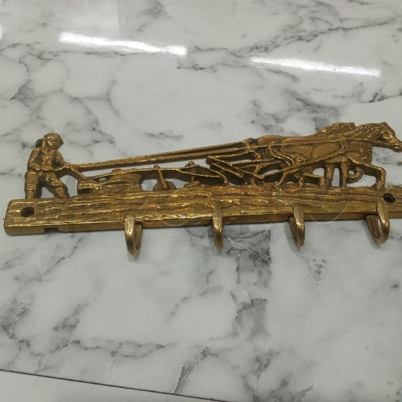 APPENDI CHIAVI DORATO METALLO SCENA CAVALIERE CON CAVALLI | Mercatino dell'Usato Benevento 5