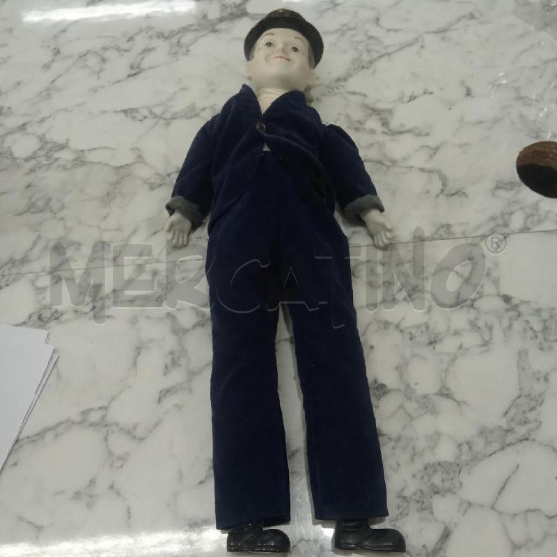 BAMBOLA PORCELLANA RAGAZZO CON VESTITO BLU CAPPELLO NERO | Mercatino dell'Usato Benevento 1