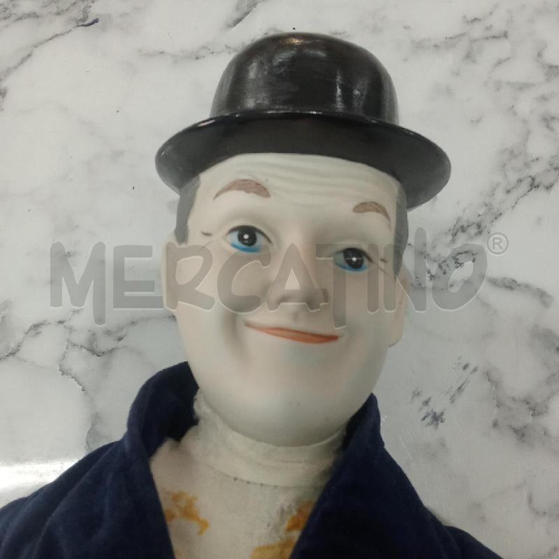 BAMBOLA PORCELLANA RAGAZZO CON VESTITO BLU CAPPELLO NERO | Mercatino dell'Usato Benevento 2
