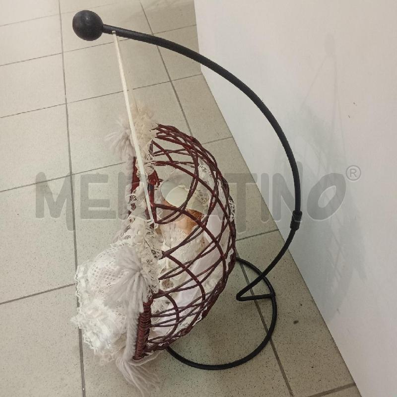 BAMBOLA PORCELLANA SU SEDIA ROSSA NERA | Mercatino dell'Usato Benevento 3