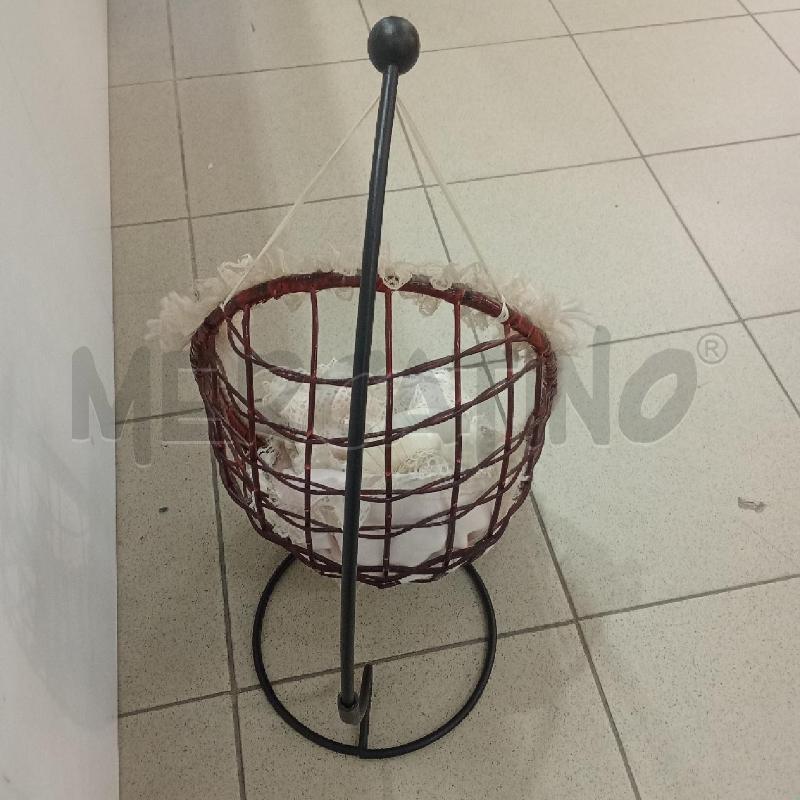 BAMBOLA PORCELLANA SU SEDIA ROSSA NERA | Mercatino dell'Usato Benevento 5