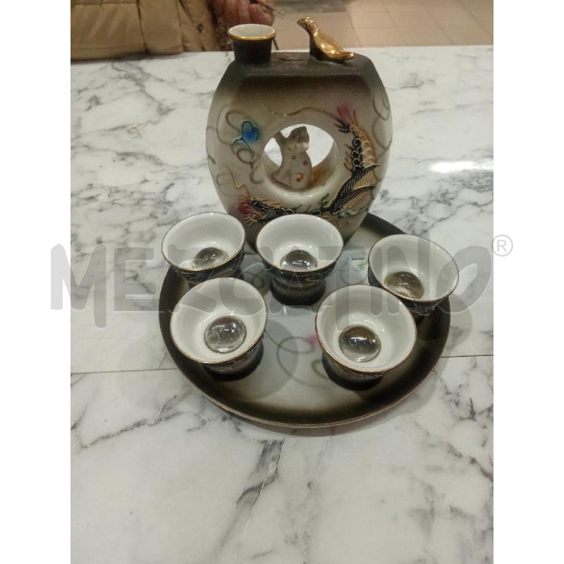BOTTIGLIETTA PORCELLANA NERA+VASSOIETTO CON TAZZINE NERE STILE ORIENTALE | Mercatino dell'Usato Benevento 1