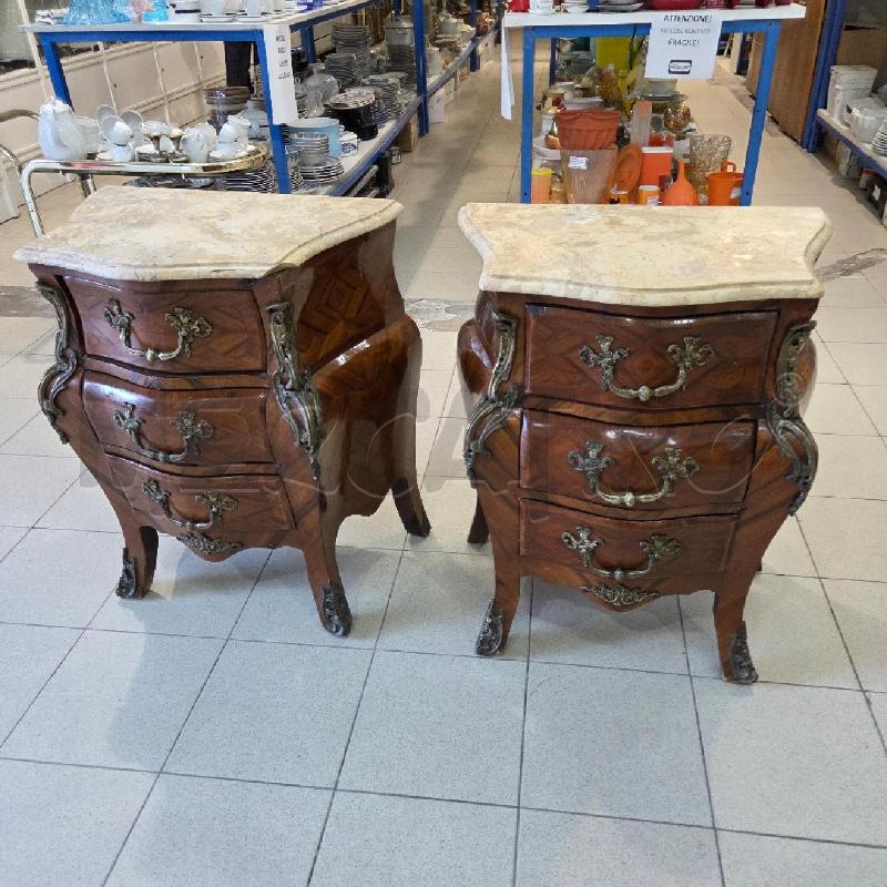 COMODINI COPPIA LEGNO MARRONE MARMO DETTAGLI METALLO  | Mercatino dell'Usato Benevento 1