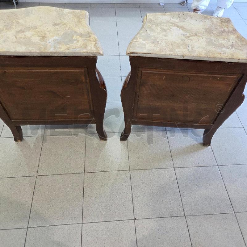 COMODINI COPPIA LEGNO MARRONE MARMO DETTAGLI METALLO  | Mercatino dell'Usato Benevento 3