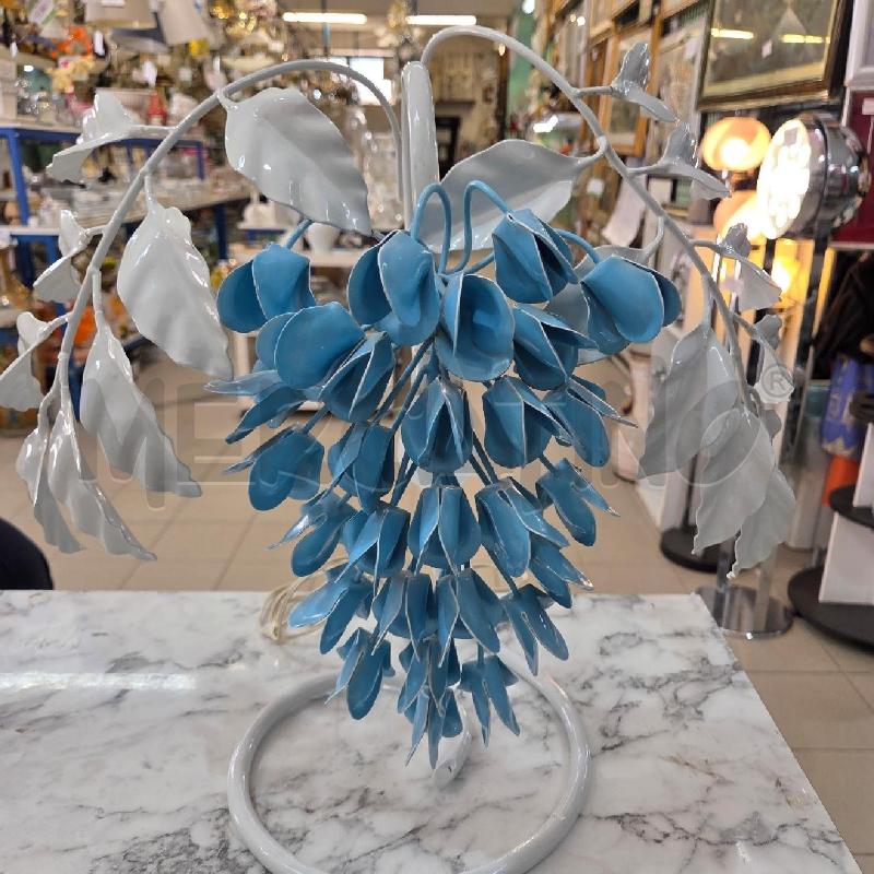 LAMPADA DA TAVOLO DESIGN PIOGGIA DI PETALI AZZURRI CON DOPPIA FILA DI FOGLIE SMALTATA ANNI 70 | Mercatino dell'Usato Benevento 1