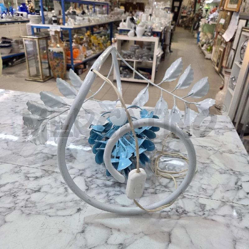 LAMPADA DA TAVOLO DESIGN PIOGGIA DI PETALI AZZURRI CON DOPPIA FILA DI FOGLIE SMALTATA ANNI 70 | Mercatino dell'Usato Benevento 5