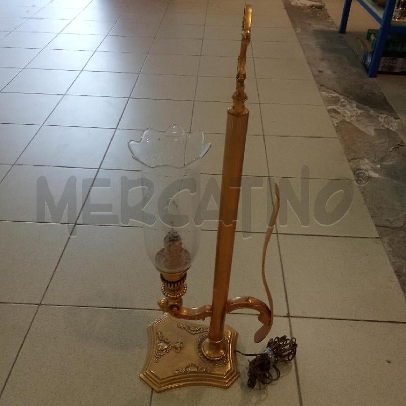 LAMPADA DA TAVOLO DORATA CALOTTA VETRO INS GHIRIGHORI BIANCHI  | Mercatino dell'Usato Benevento 1