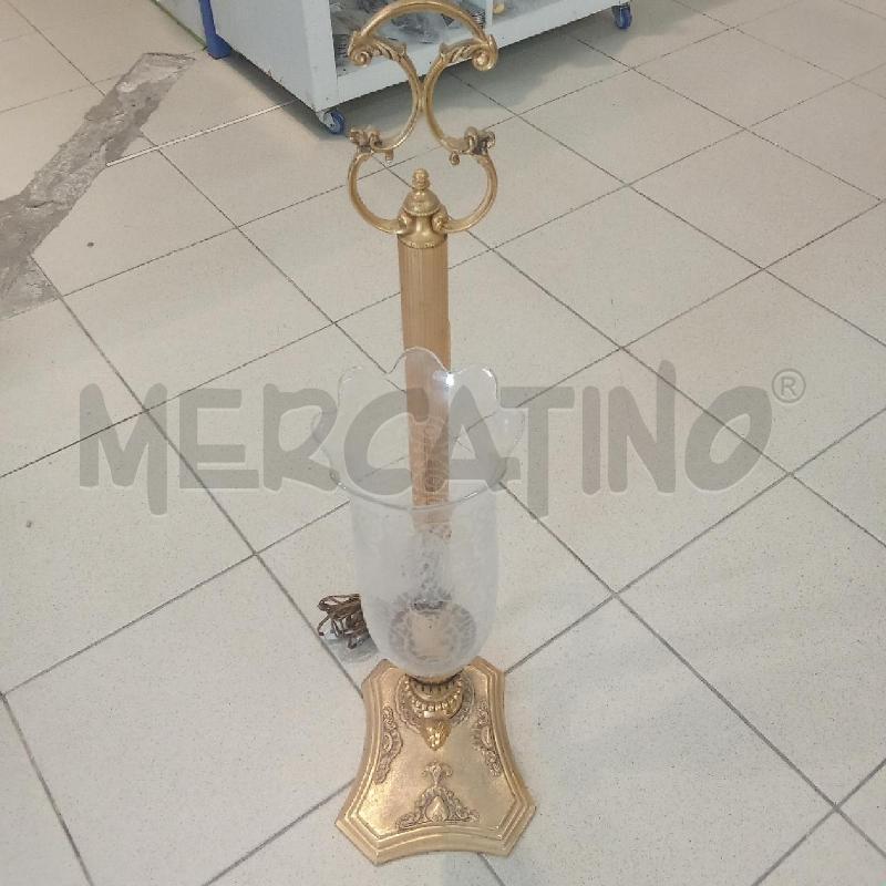 LAMPADA DA TAVOLO DORATA CALOTTA VETRO INS GHIRIGHORI BIANCHI  | Mercatino dell'Usato Benevento 2