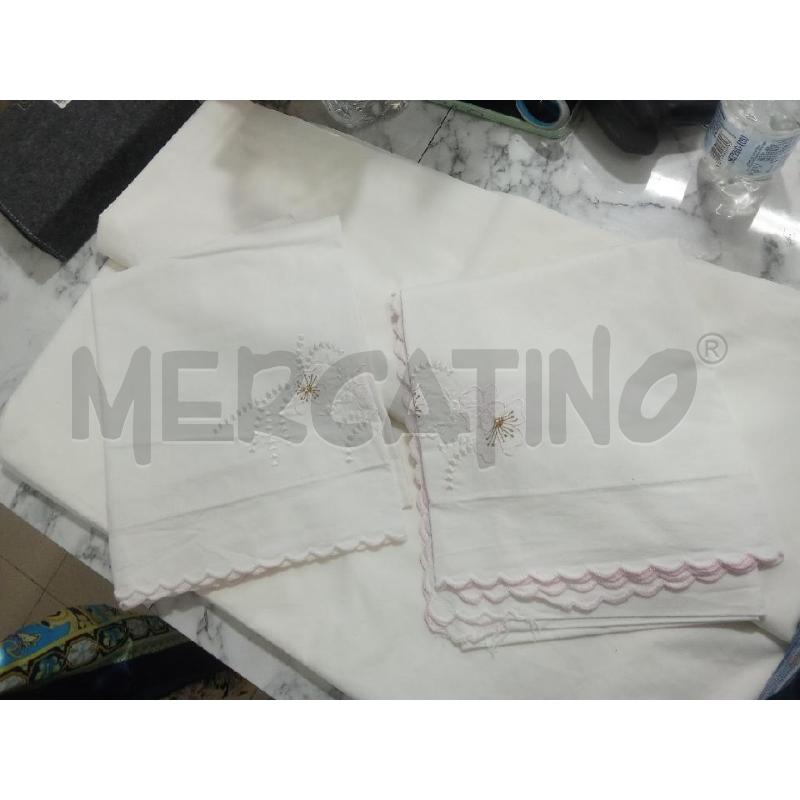 LENZUOLO MATRIMONIALE BIANCO+2FEDERE CON FIORI ROSA | Mercatino dell'Usato Benevento 1