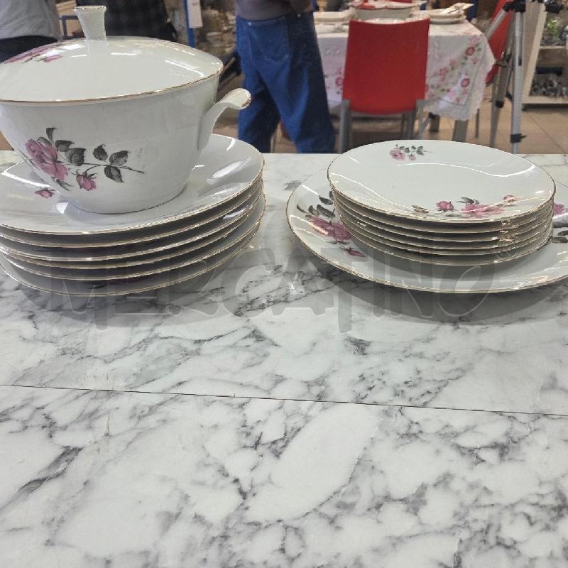 PIATTI PZ. CER+INSALATIERA+ZUPPIERA FIORI ROSA GRIGI | Mercatino dell'Usato Benevento 4