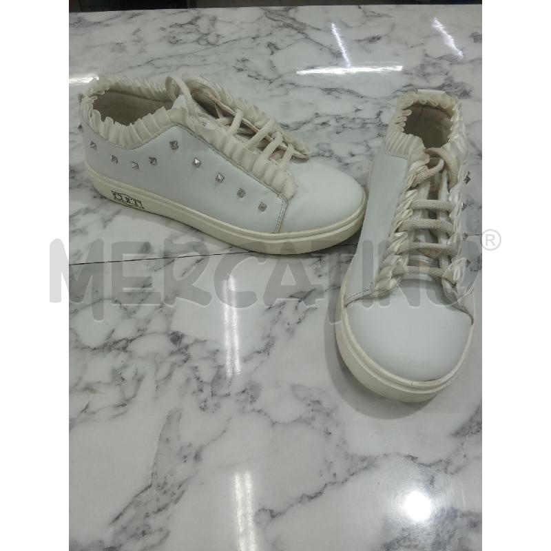 SCARPE BAMBINA BIANCO BORDO BALZE CON BORCHIE CULT | Mercatino dell'Usato Benevento 1