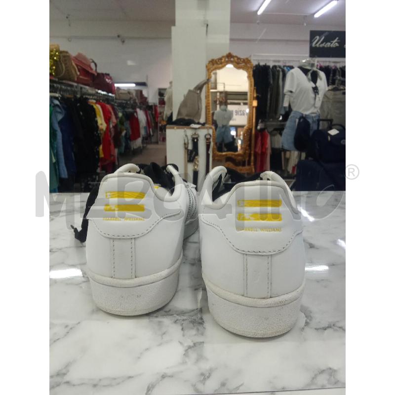 SCARPE UOMO ADIDAS BIANCHE LACCI NERI PHARRELL WILIAMS  | Mercatino dell'Usato Benevento 2