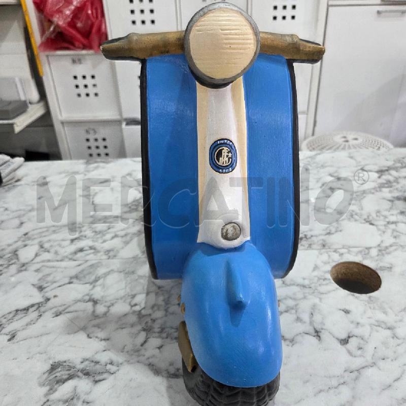 SCULTURA GESSO VESPA INTER BLU NERA GIALLA | Mercatino dell'Usato Benevento 1