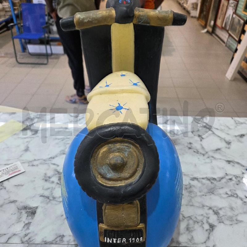 SCULTURA GESSO VESPA INTER BLU NERA GIALLA | Mercatino dell'Usato Benevento 3
