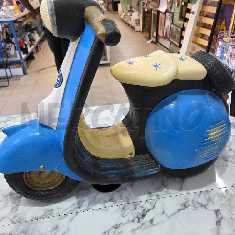 SCULTURA GESSO VESPA INTER BLU NERA GIALLA | Mercatino dell'Usato Benevento 4