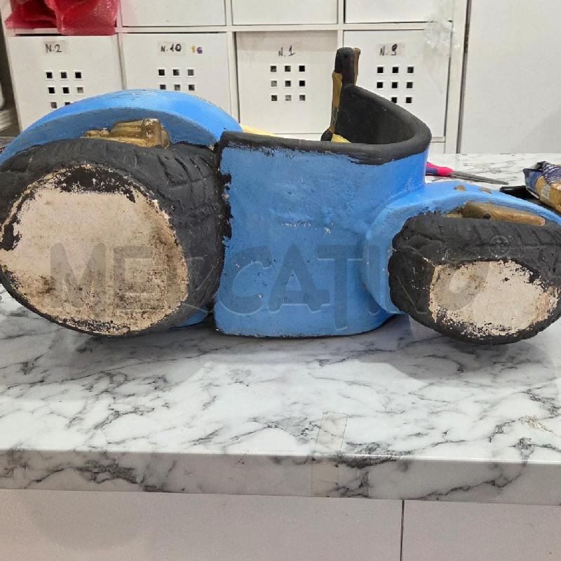 SCULTURA GESSO VESPA INTER BLU NERA GIALLA | Mercatino dell'Usato Benevento 5