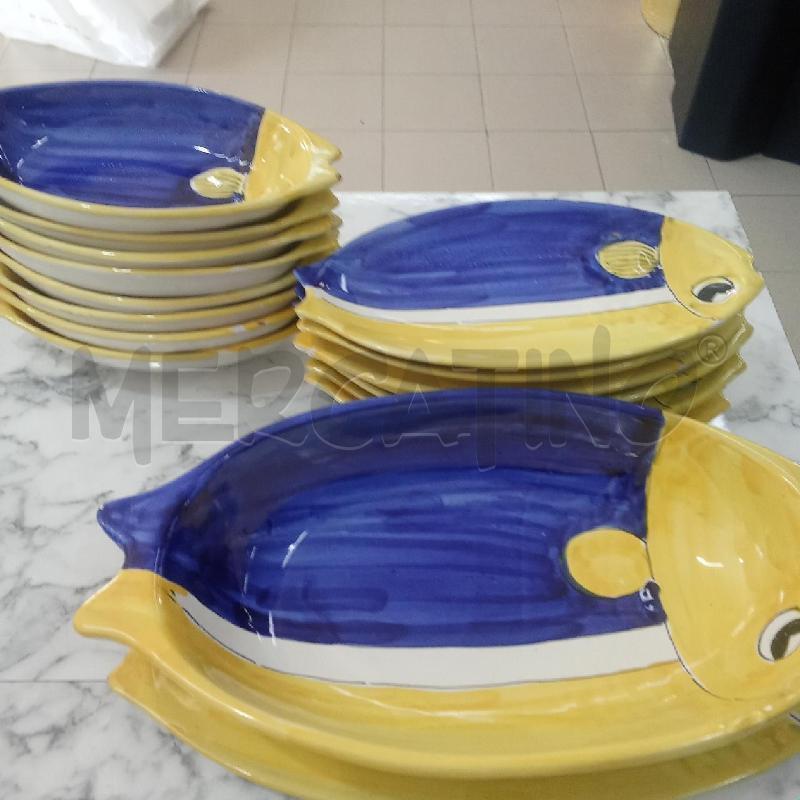SERVIZIO PIATTI+TEGAMINI TERRACOTTA PESCE GIALLO BLU VIETRI | Mercatino dell'Usato Benevento 1