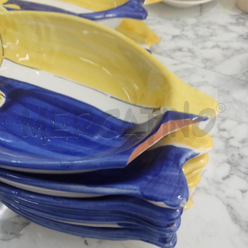 SERVIZIO PIATTI+TEGAMINI TERRACOTTA PESCE GIALLO BLU VIETRI | Mercatino dell'Usato Benevento 2