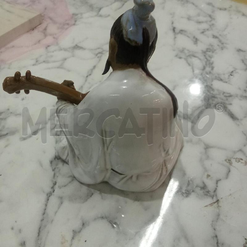SOPRAMMOBILE CER SUONATORE DI MANDOLINO VESTITO BIANCO | Mercatino dell'Usato Benevento 3