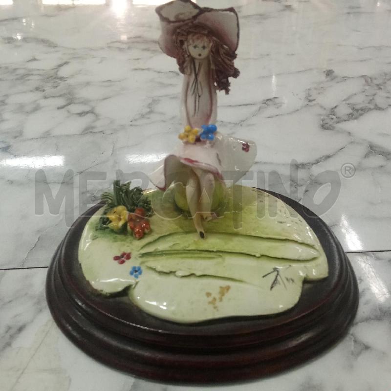 SOPRAMMOBILE RAGAZZA SEDUTA CON FIORI ZAMPIVAM | Mercatino dell'Usato Benevento 1