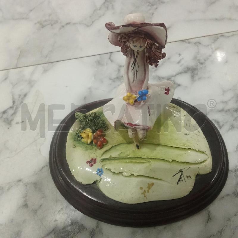 SOPRAMMOBILE RAGAZZA SEDUTA CON FIORI ZAMPIVAM | Mercatino dell'Usato Benevento 3
