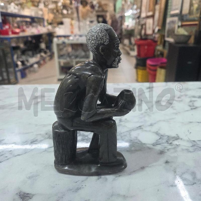 SOPRAMMOBILE UOMO SEDUTO CON VASO  | Mercatino dell'Usato Benevento 3