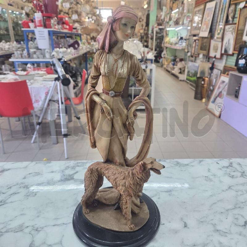 STATUA DONNA CON CANE RESINA BASE NERA TONDA | Mercatino dell'Usato Benevento 1