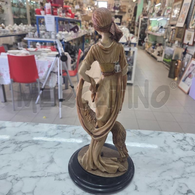 STATUA DONNA CON CANE RESINA BASE NERA TONDA | Mercatino dell'Usato Benevento 2