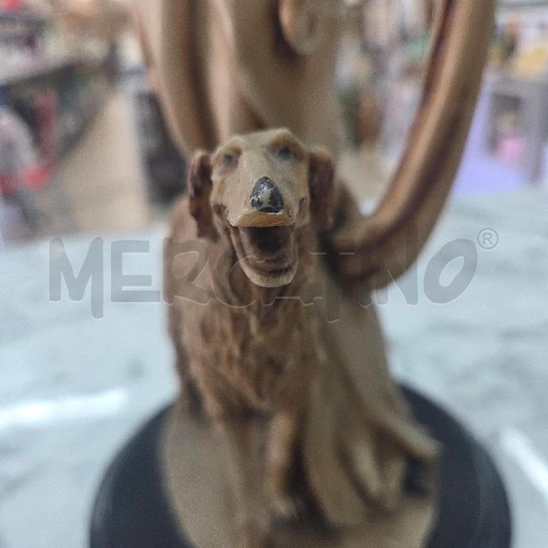 STATUA DONNA CON CANE RESINA BASE NERA TONDA | Mercatino dell'Usato Benevento 3