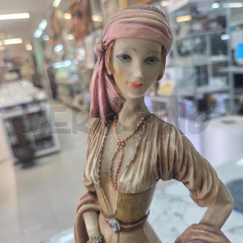 STATUA DONNA CON CANE RESINA BASE NERA TONDA | Mercatino dell'Usato Benevento 4