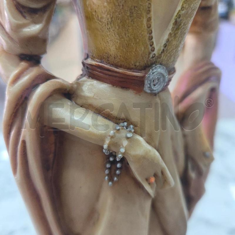 STATUA DONNA CON CANE RESINA BASE NERA TONDA | Mercatino dell'Usato Benevento 5