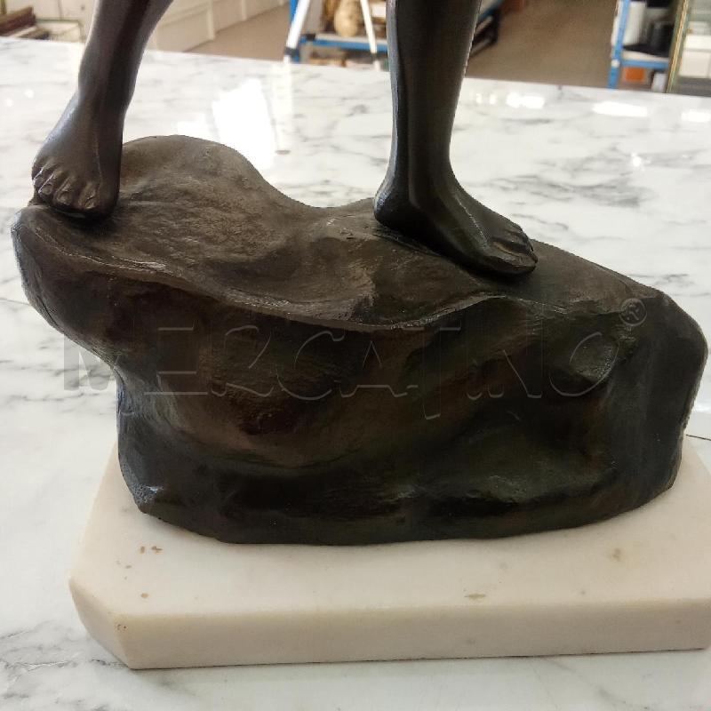 STATUA GIOVANE PESCATORE BASE BIANCA | Mercatino dell'Usato Benevento 3