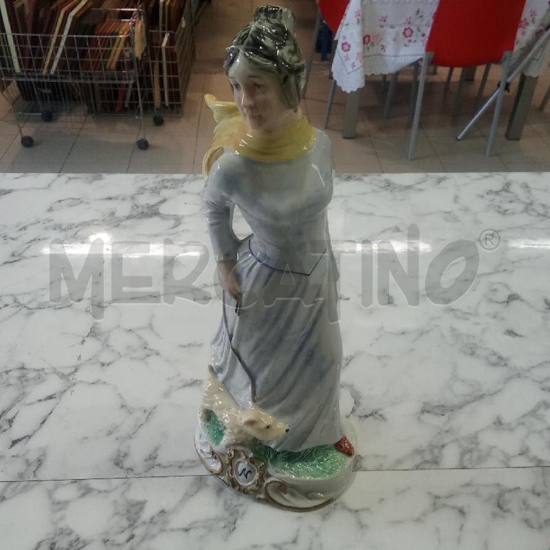 STATUINA CER DONNA CON CANE VESTITO AZZURRO CAPODIMONTE | Mercatino dell'Usato Benevento 1