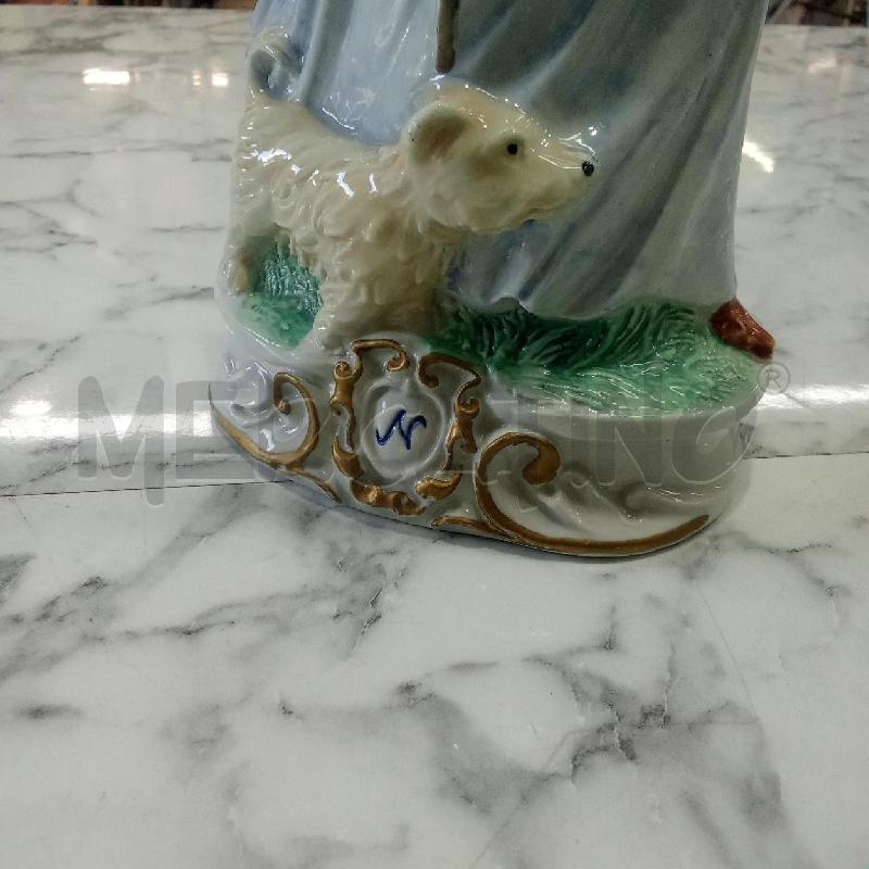STATUINA CER DONNA CON CANE VESTITO AZZURRO CAPODIMONTE | Mercatino dell'Usato Benevento 2