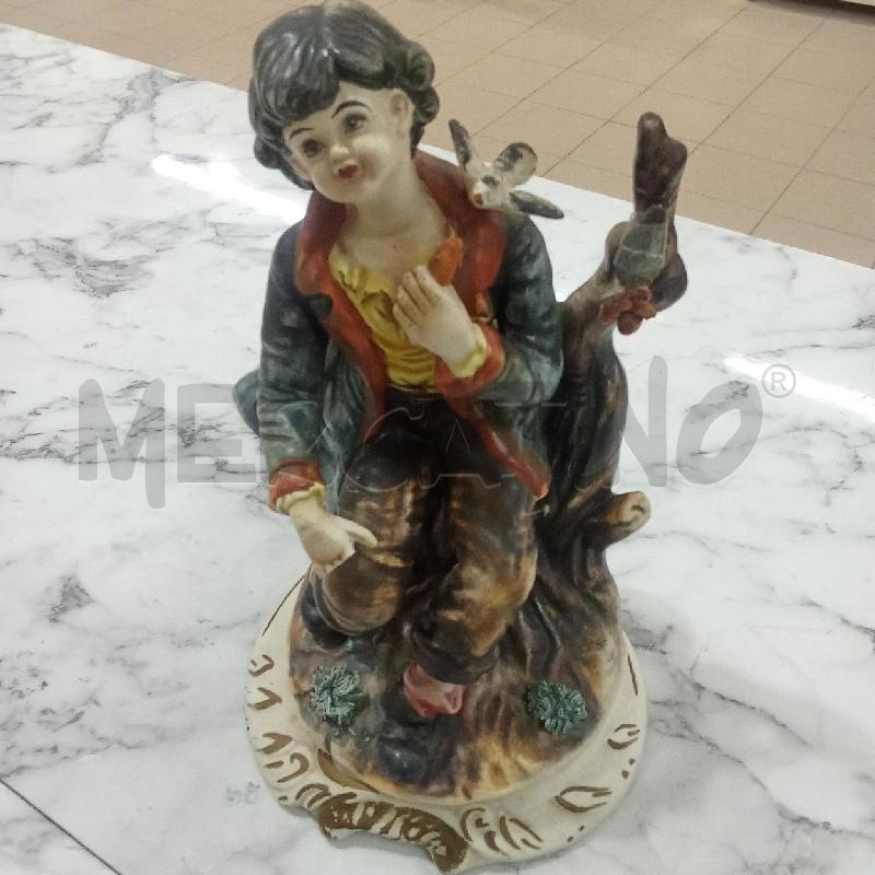 STATUINA CER RAGAZZO SEDUTO CAPODIMONTE DIFETTO MANO | Mercatino dell'Usato Benevento 1